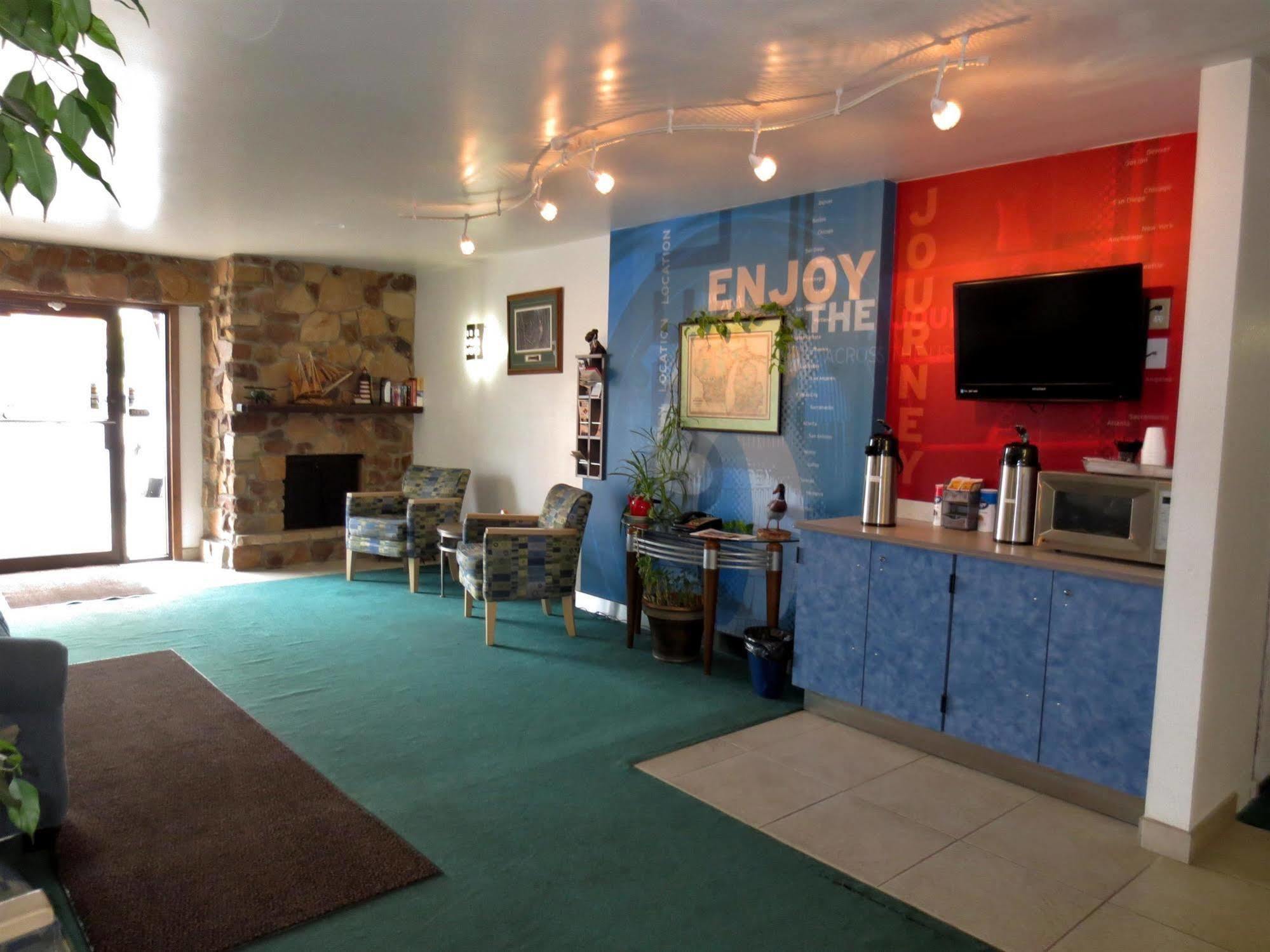 Country Hearth Inn-Iron Mountain Extérieur photo
